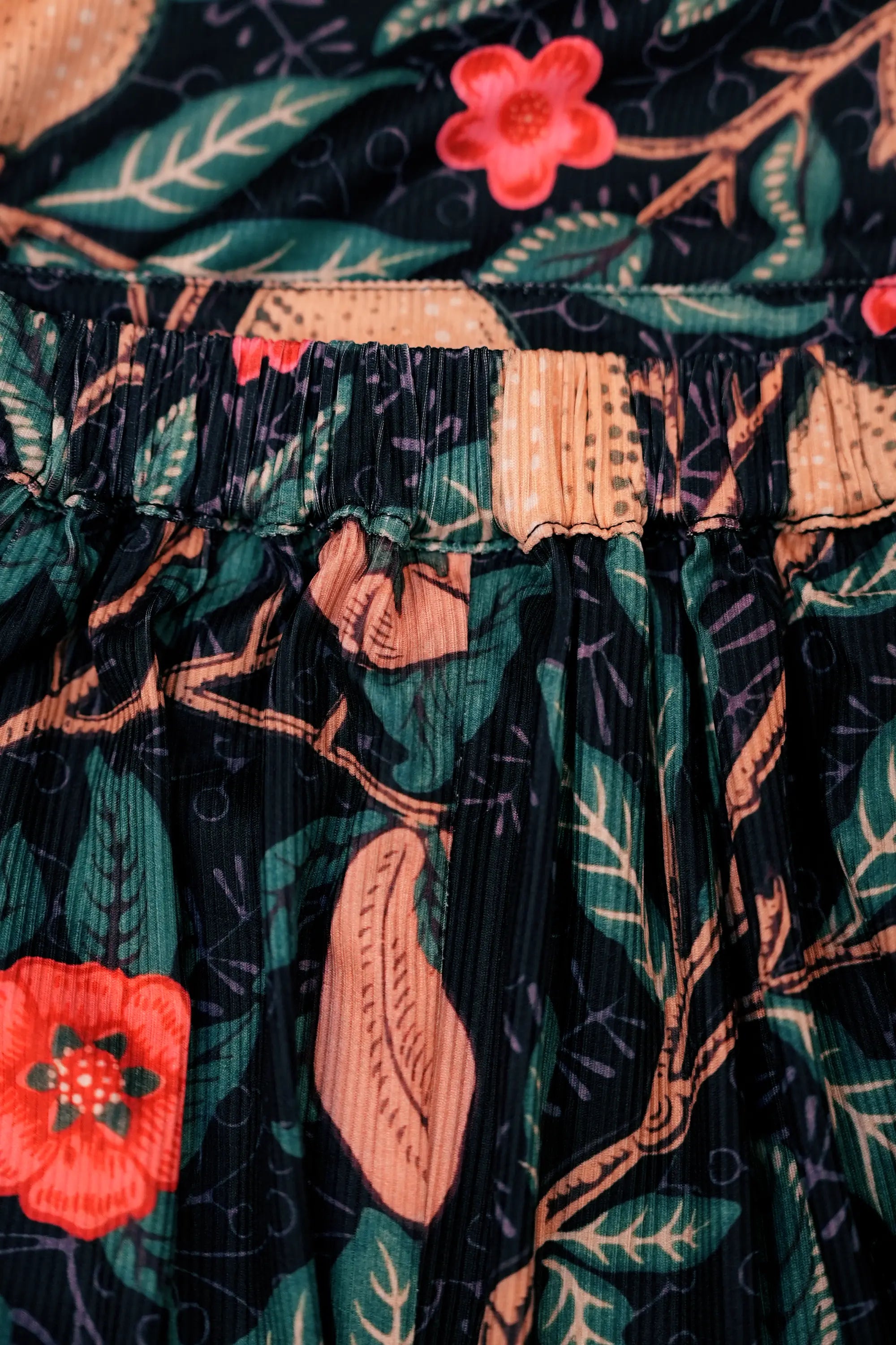 Close-up of elastic waistband on Arrayed black Pomegranate print ribbed skirt