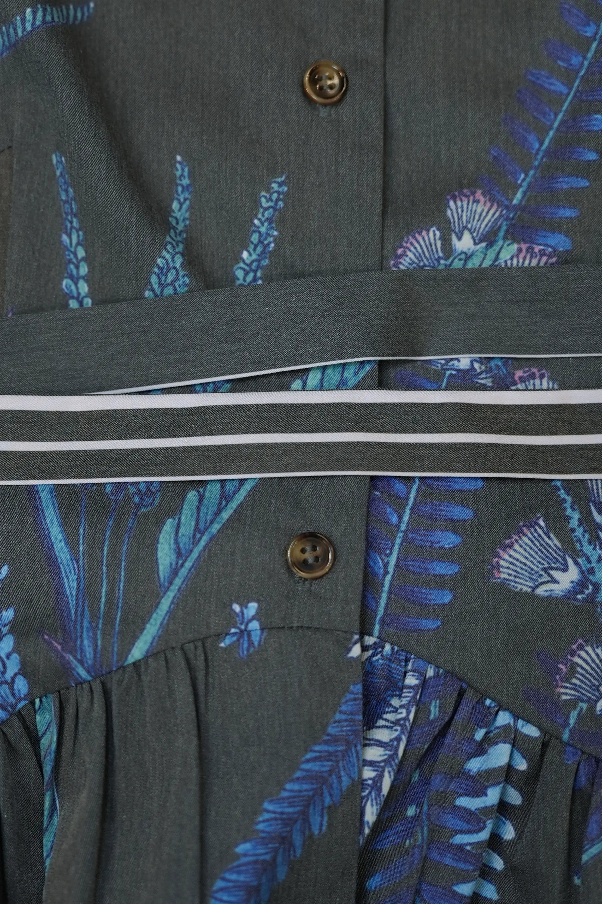Close-up of detachable sash on Arrayed Acacia Catechu fan contour top