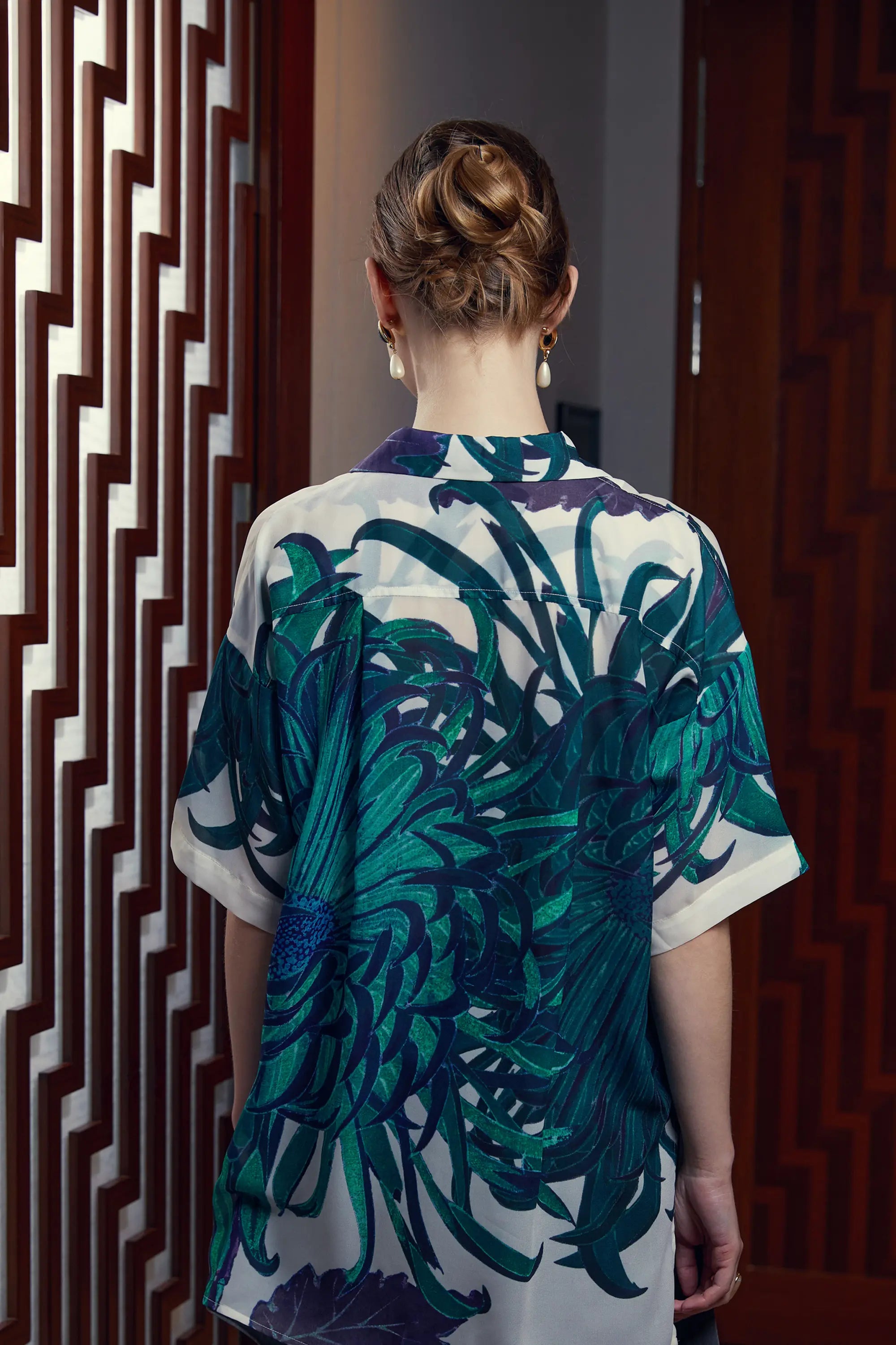 Woman wearing Arrayed Chrysanthemum print Cuban shirt in ivory, back view