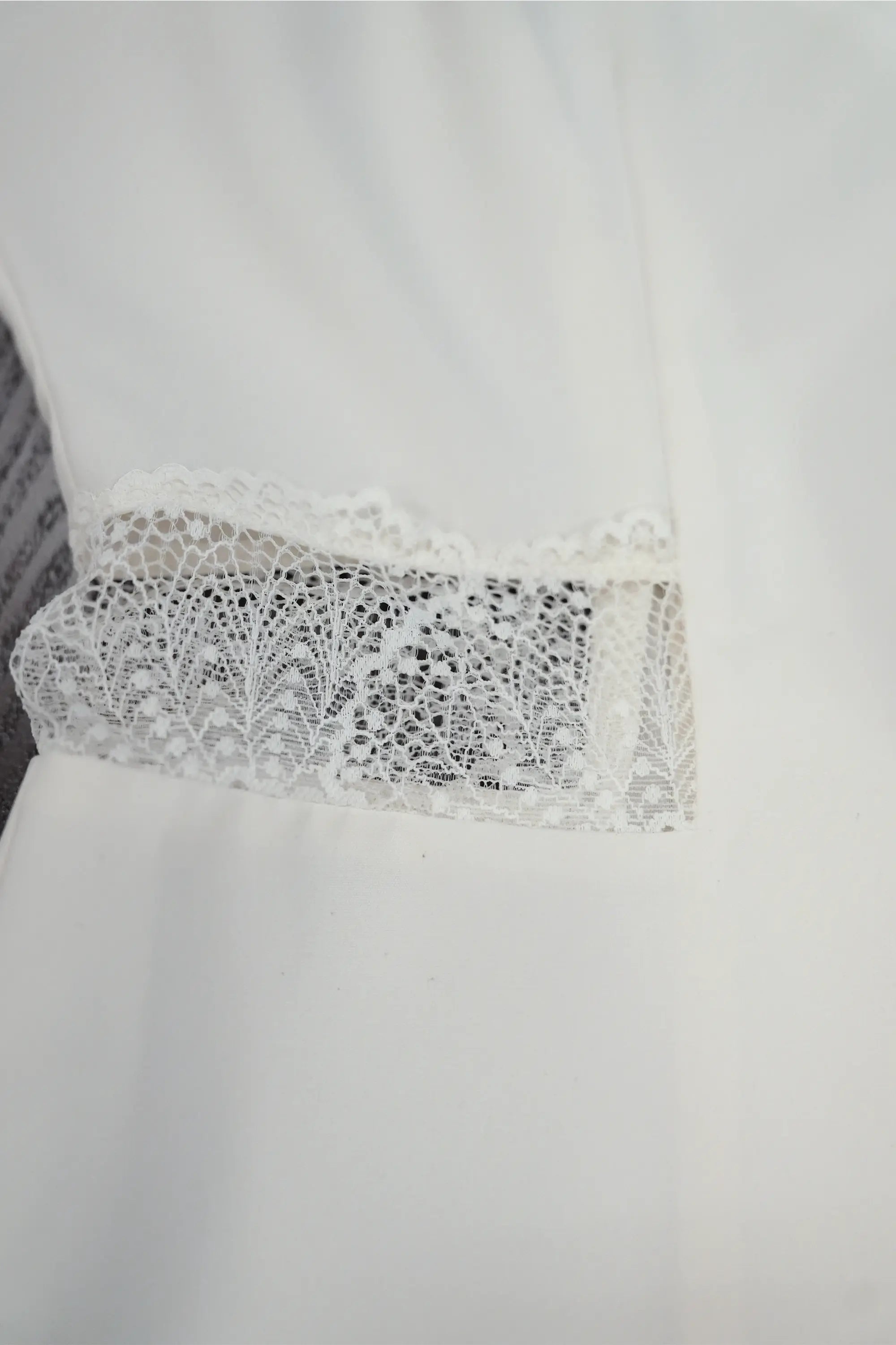 Hourglass Top (White)