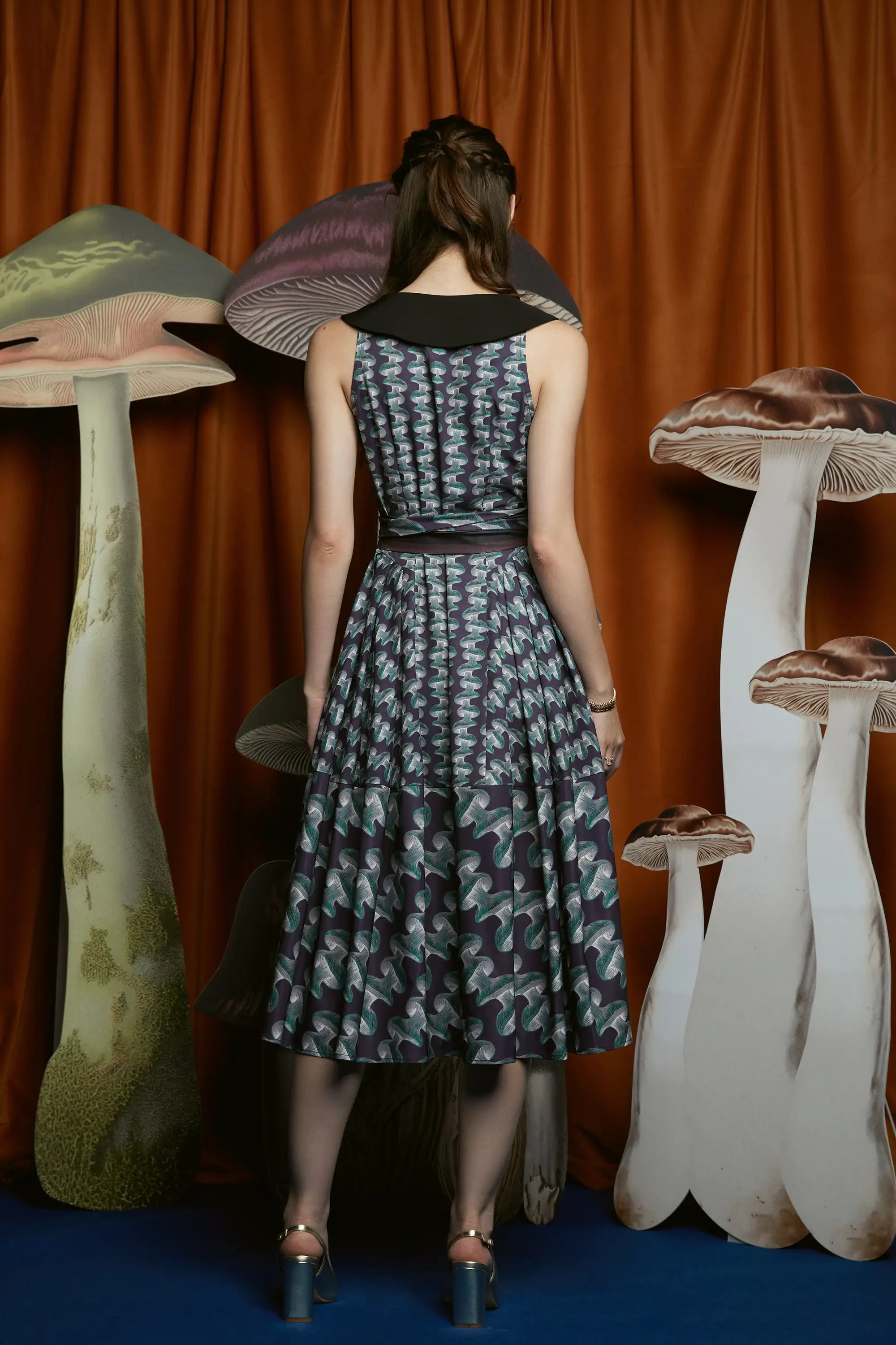 Portrait Collar Dress (Shiitake)
