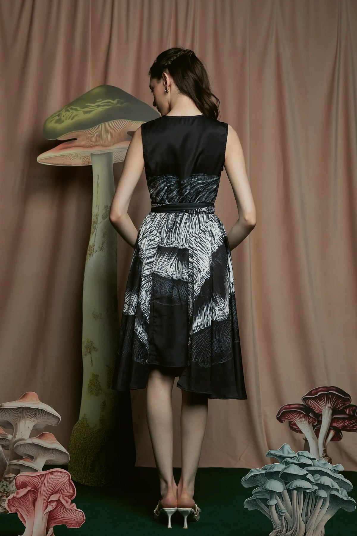 Sleeveless Billowing Knee Dress (Trametes)