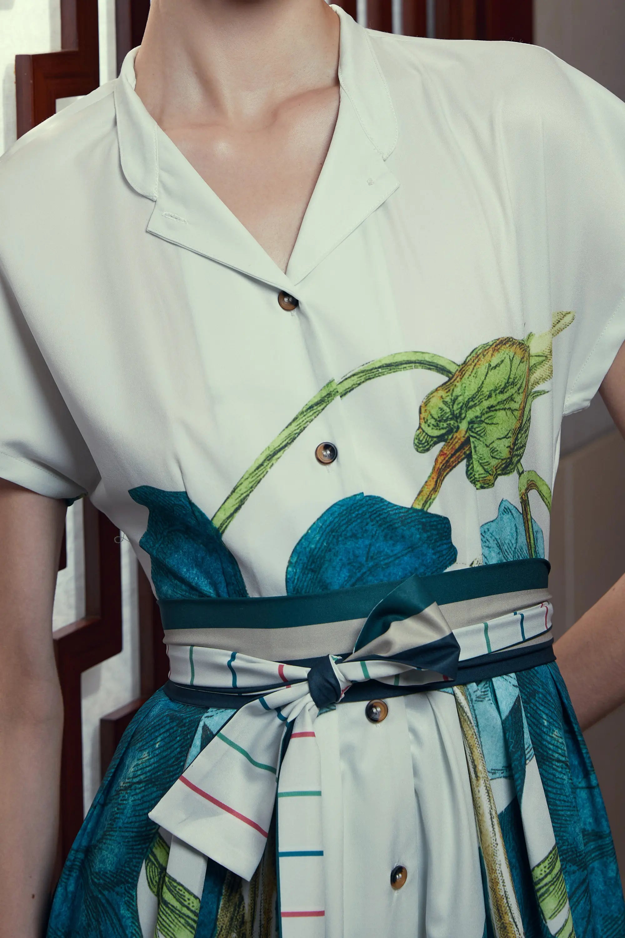Arrayed Bindweed print knee dress with micro Chinese collar detail