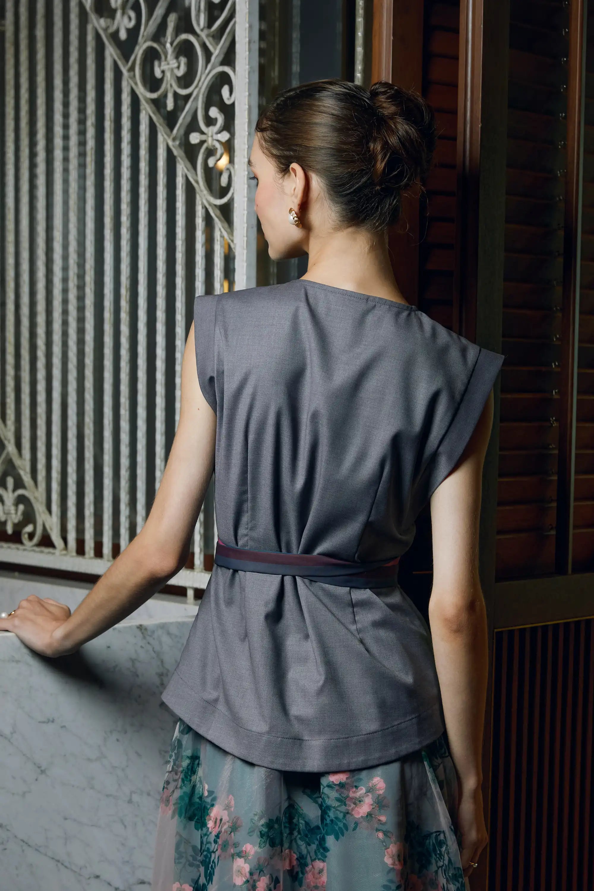 Woman wearing Arrayed grey Blue Carnation print pankou top, back view