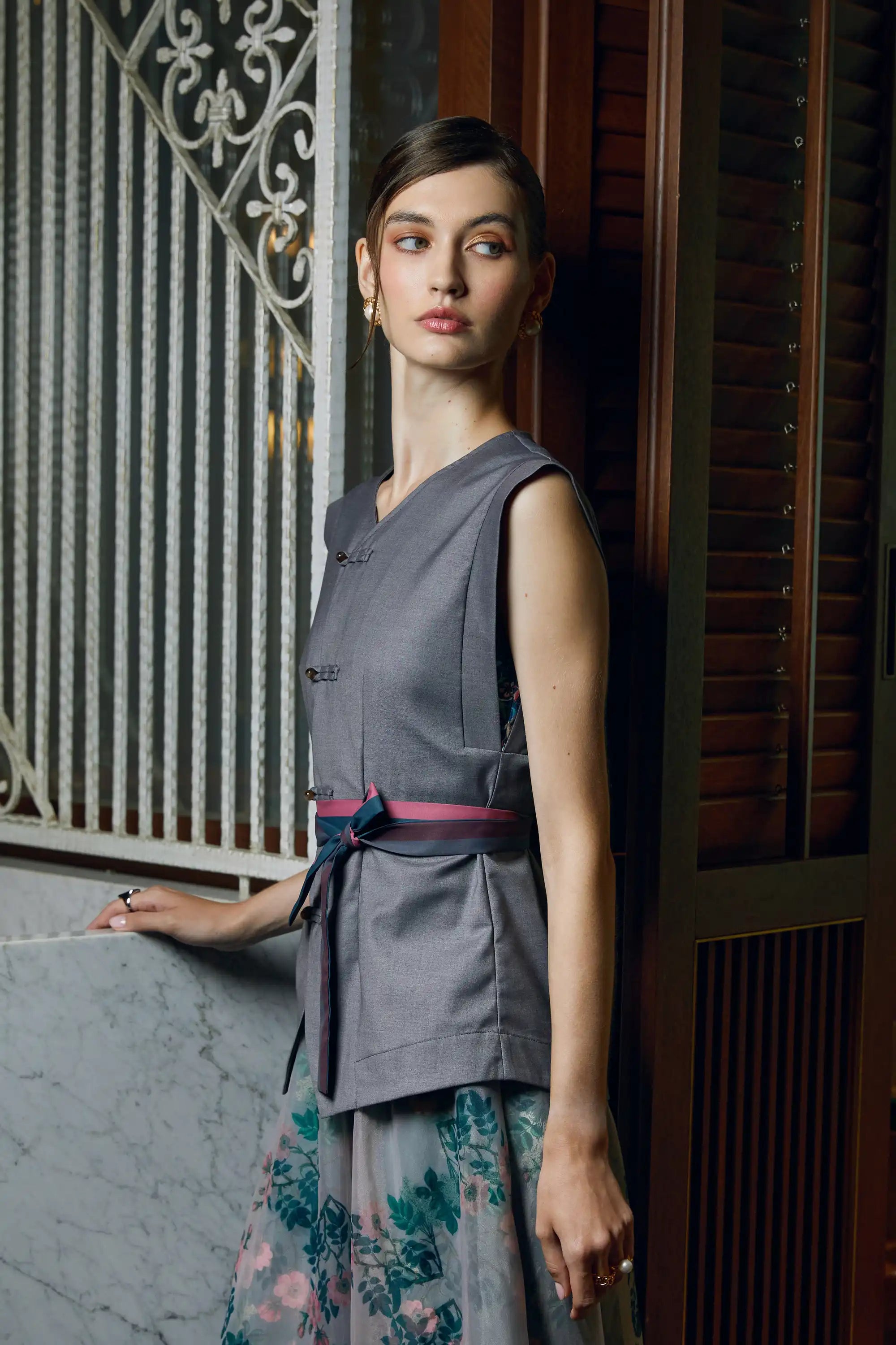 Woman wearing Arrayed grey Blue Carnation print pankou top, side view