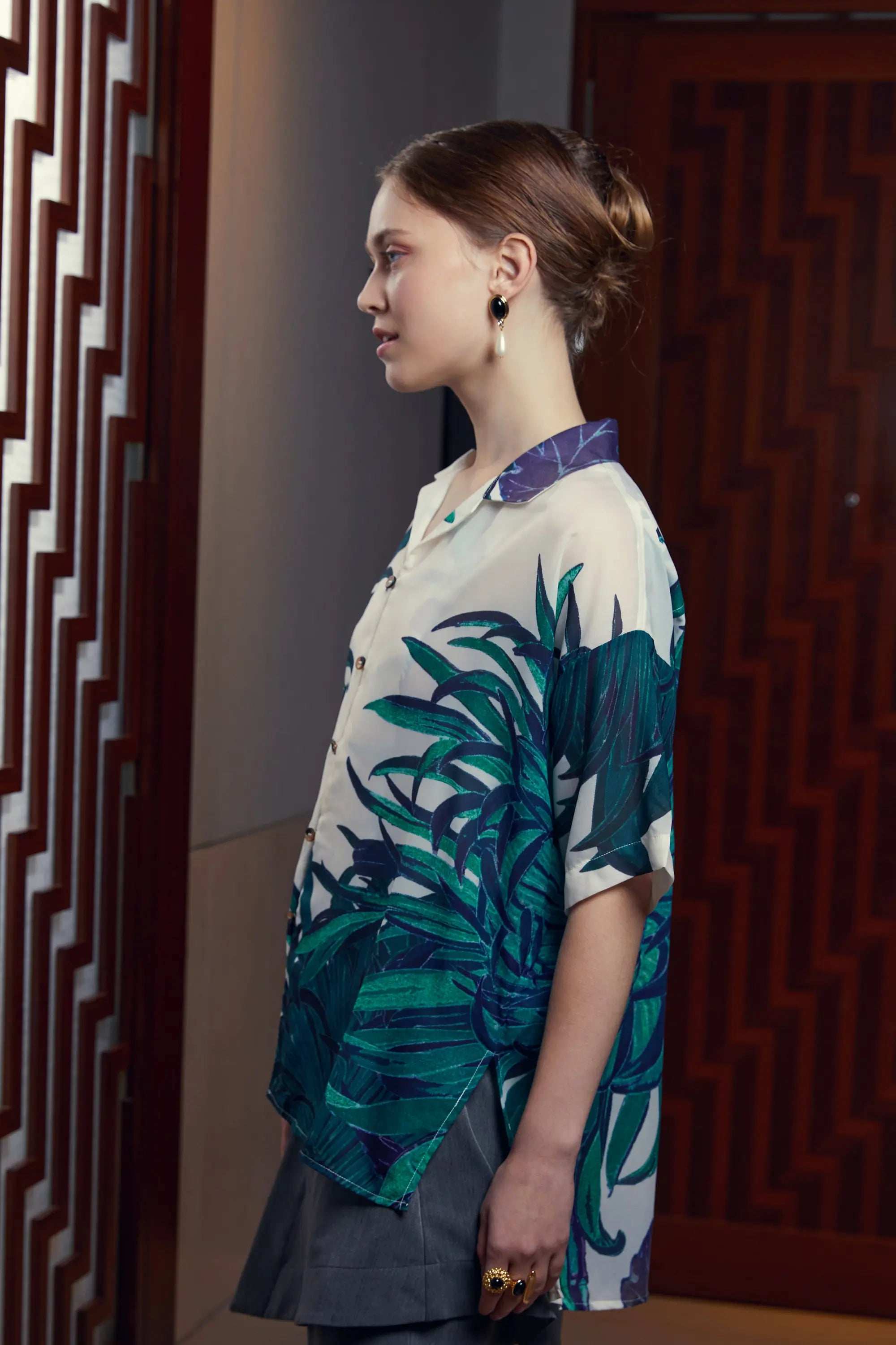 Woman wearing Arrayed Chrysanthemum print Cuban shirt, side view