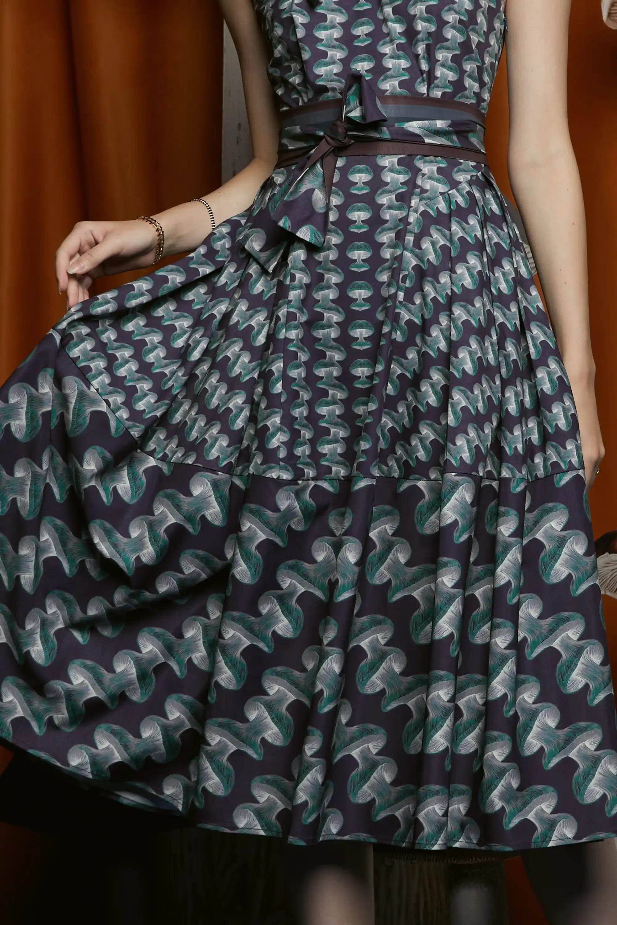 Portrait Collar Dress (Shiitake)
