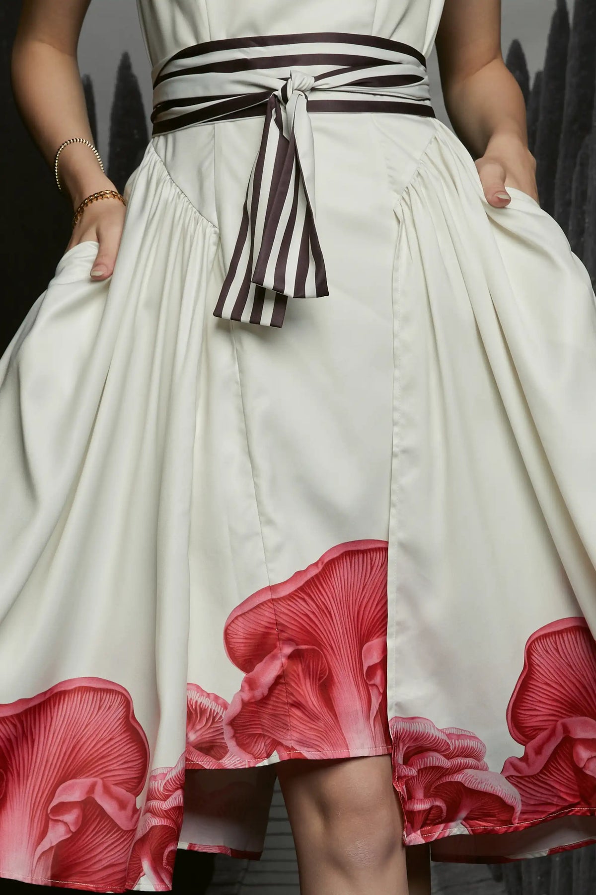 Sleeveless Billowing Knee Dress (Oyster)