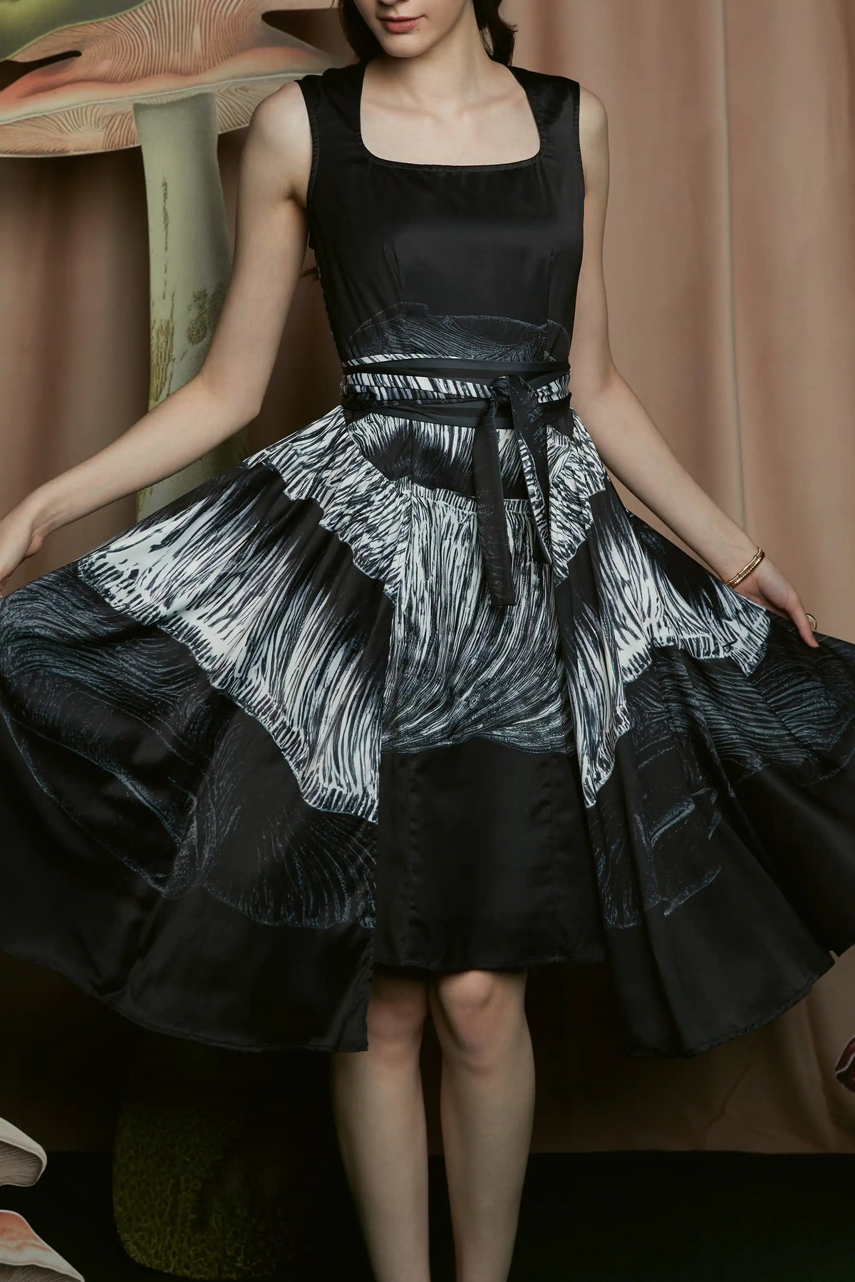 Sleeveless Billowing Knee Dress (Trametes)