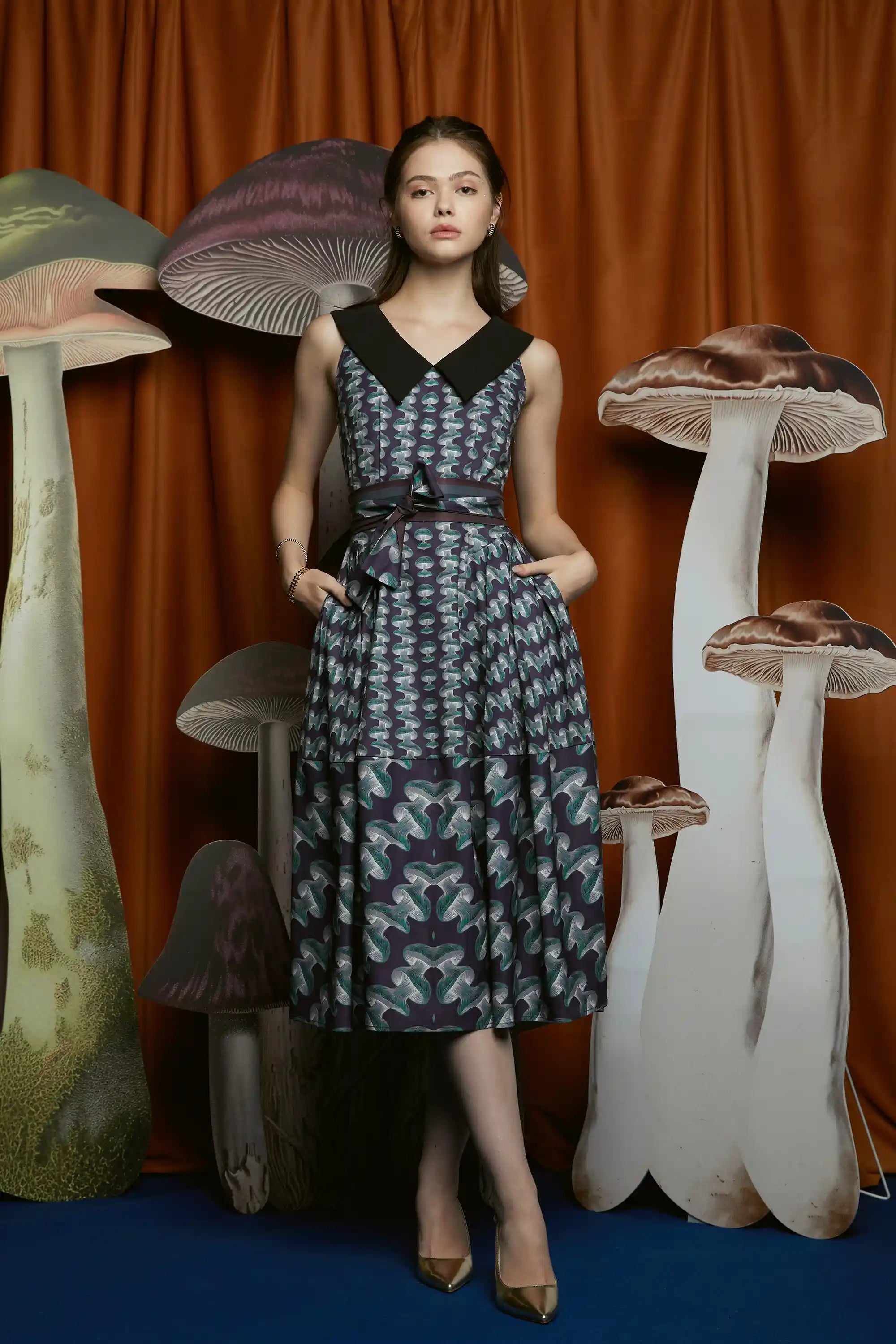 Portrait Collar Dress (Shiitake)