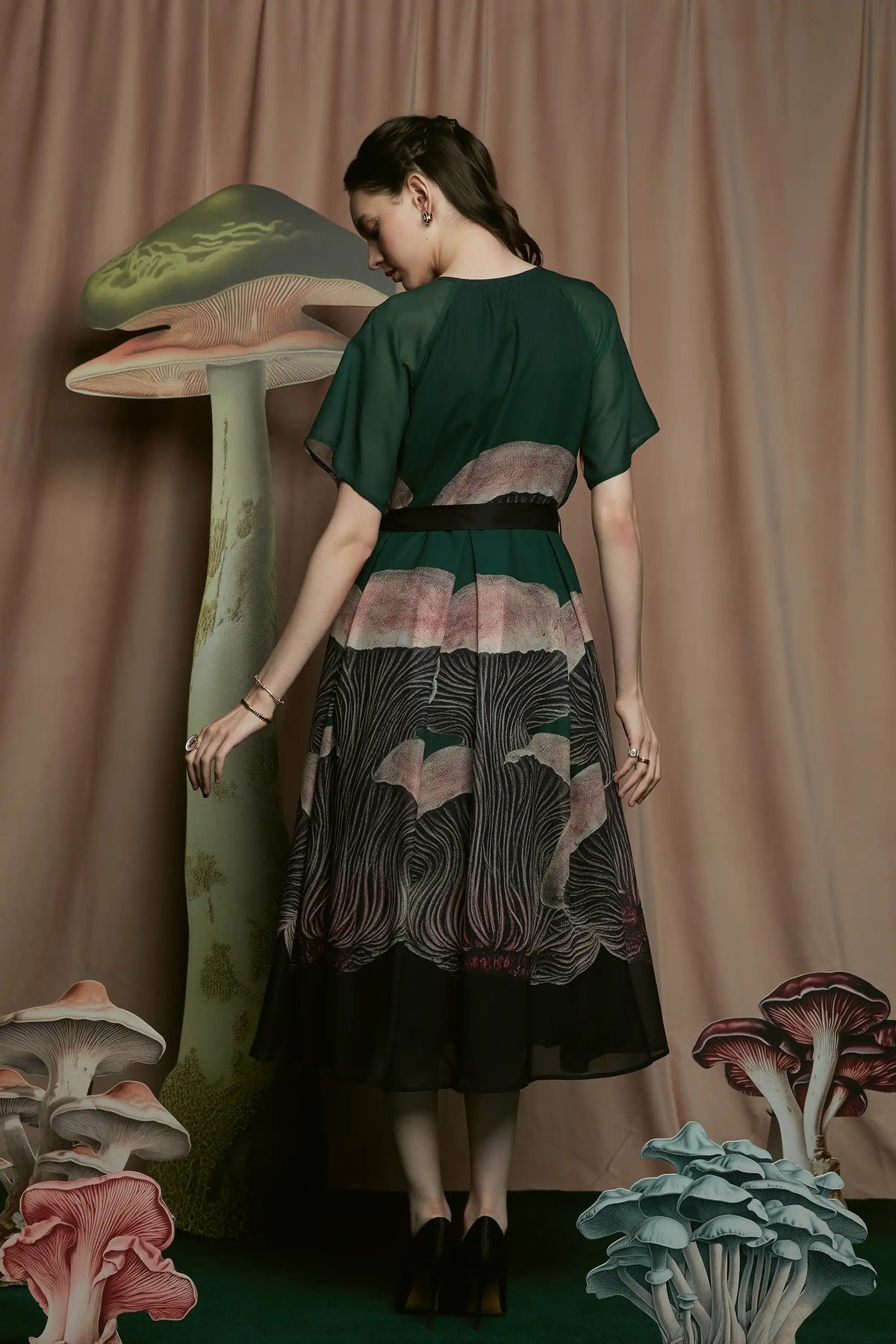 V-neck Box Pleat Dress (Pholiota)