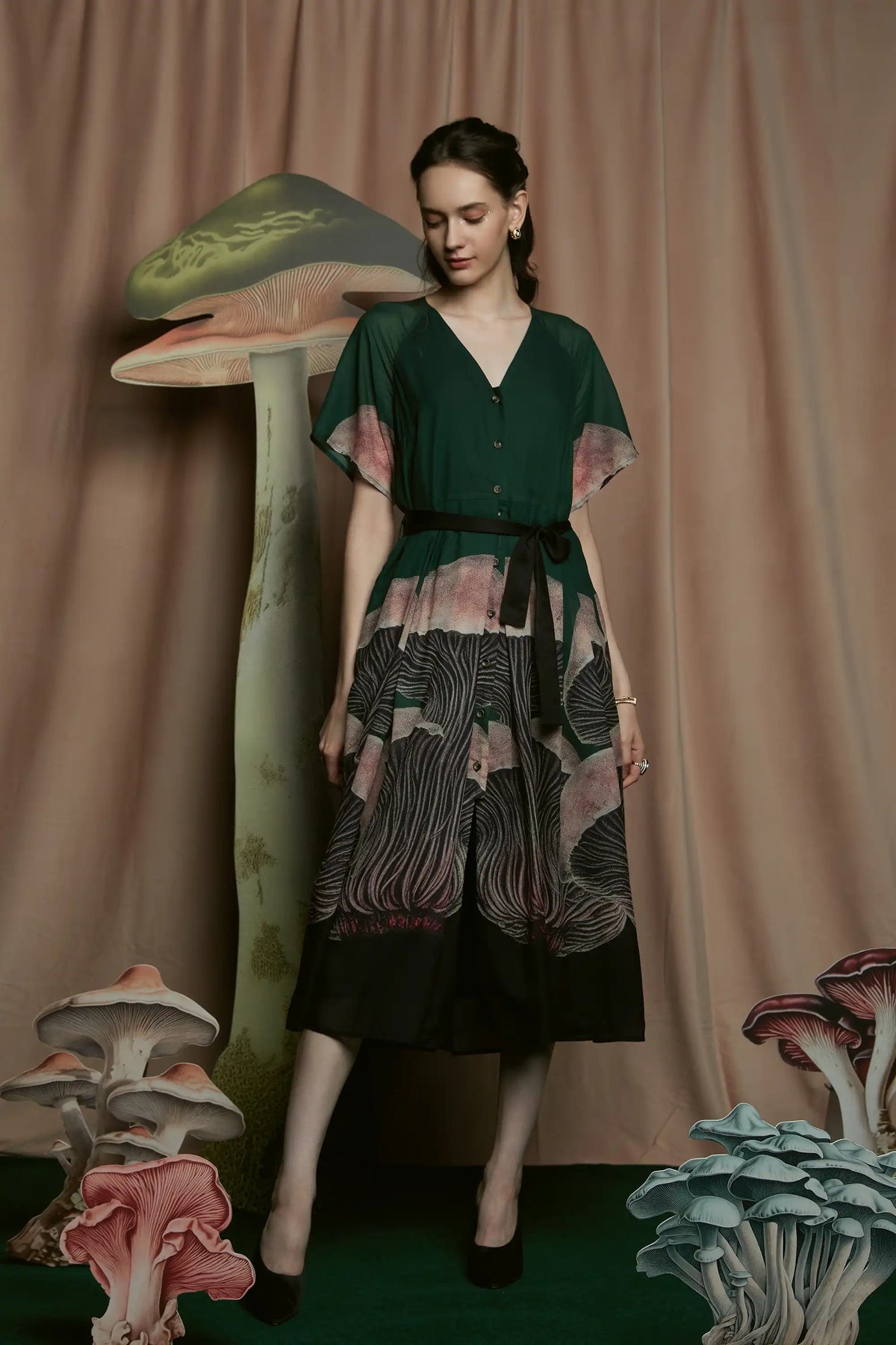 V-neck Box Pleat Dress (Pholiota)