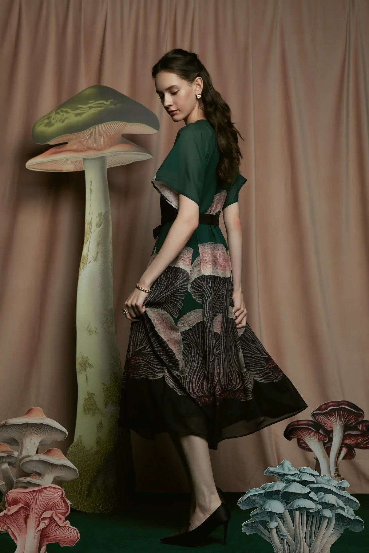 V-neck Box Pleat Dress (Pholiota)