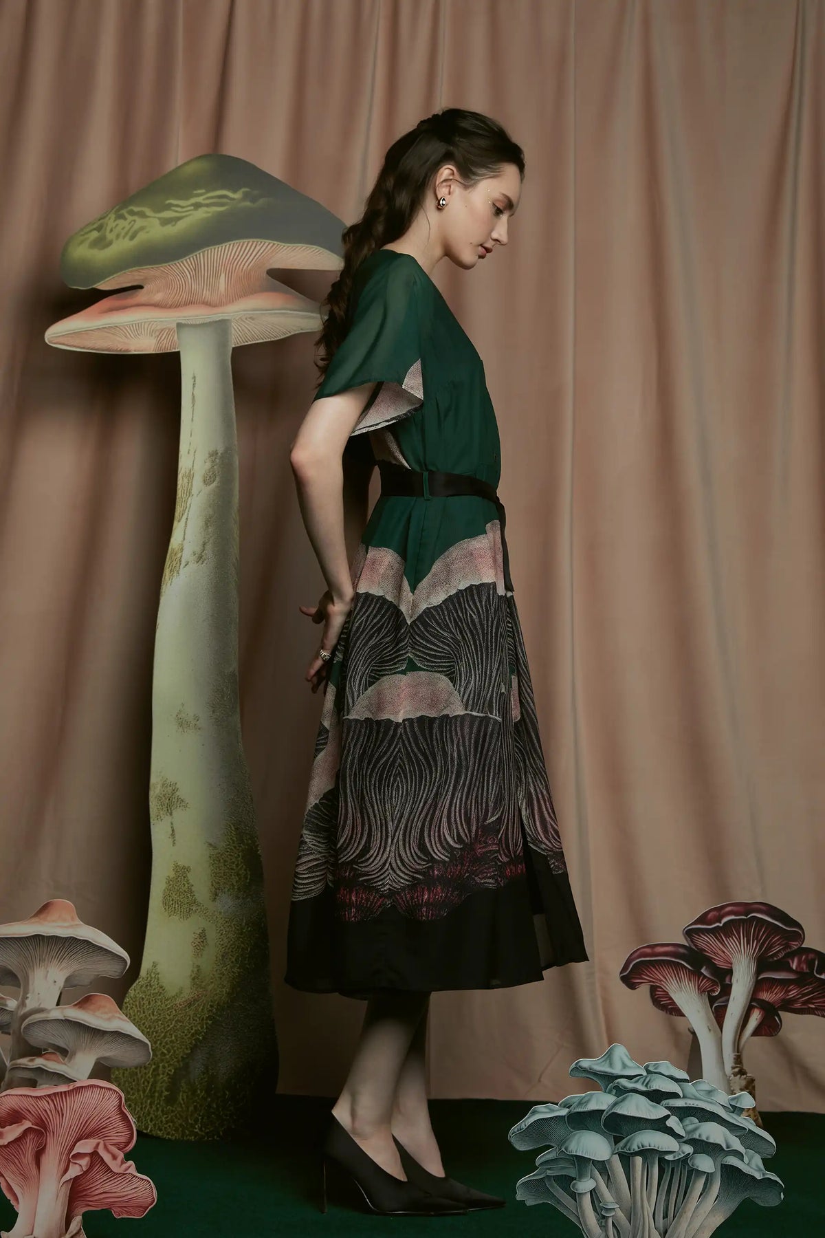 V-neck Box Pleat Dress (Pholiota)