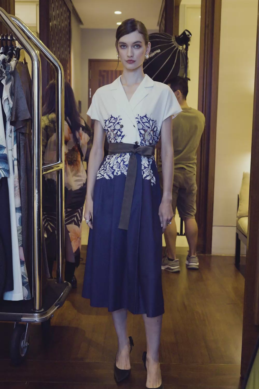 Video of Arrayed Peony print trench midi dress