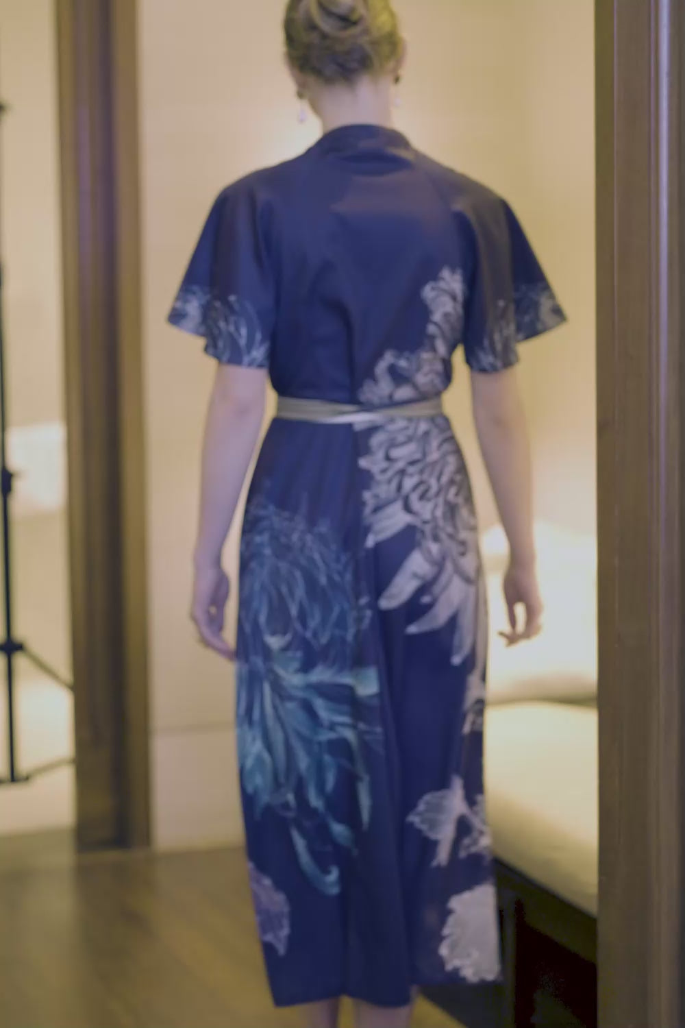 Video of Arrayed Chrysanthemum print flutter sleeve keyhole maxi dress