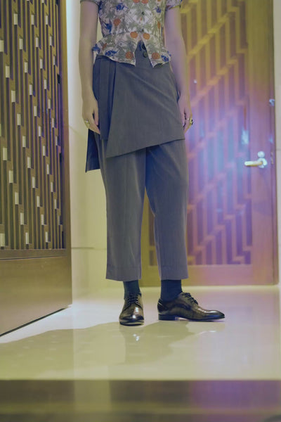 Video of Arrayed Trellis print keyhole peplum top with dark grey wrap trousers