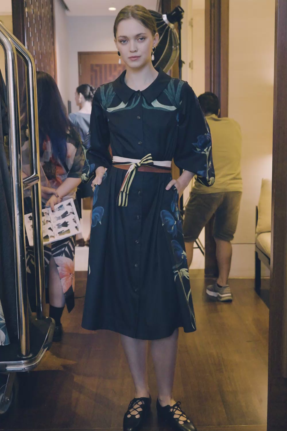 Video of Arrayed Monk's Hood print folded sleeve shirt dress